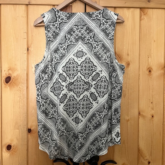 Lucky Brand Sleeveless V-neck Ivory and White Print Blouse Sz Large - Picture 5 of 5